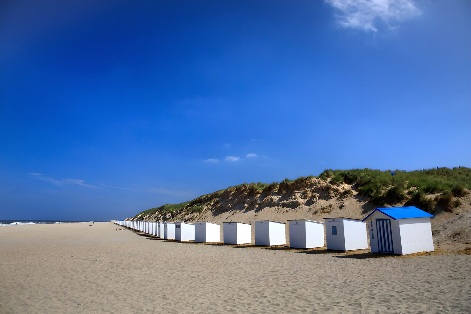 TPFR62641: Plage tranquille avec cabines de plage