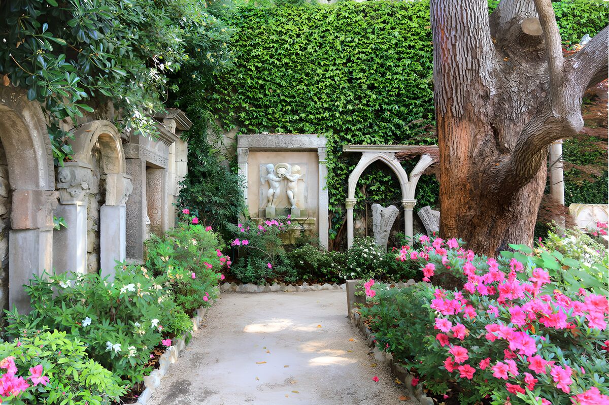 Jardin secret avec sculpture