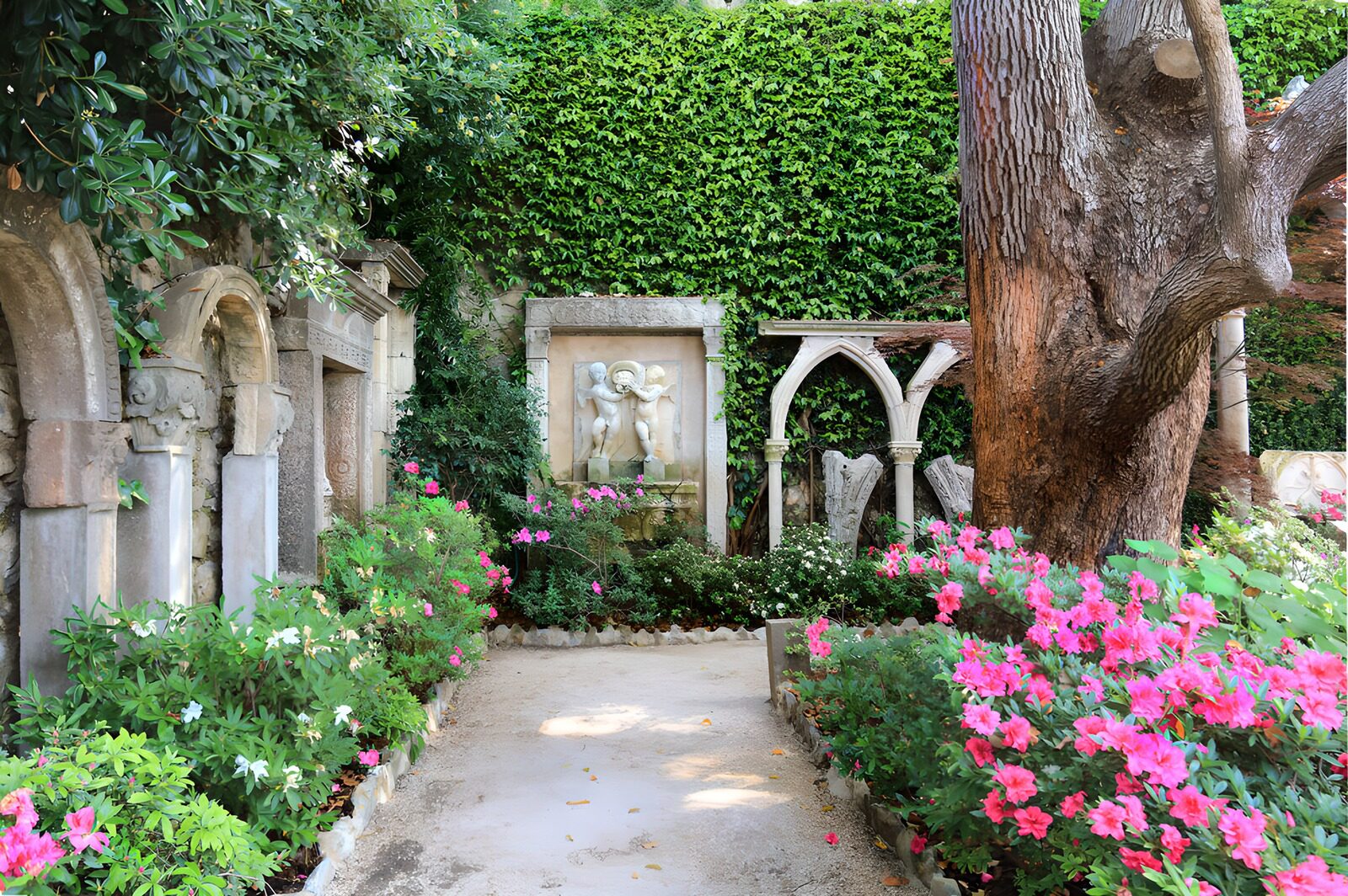 TPFR17621: Jardin secret avec sculpture