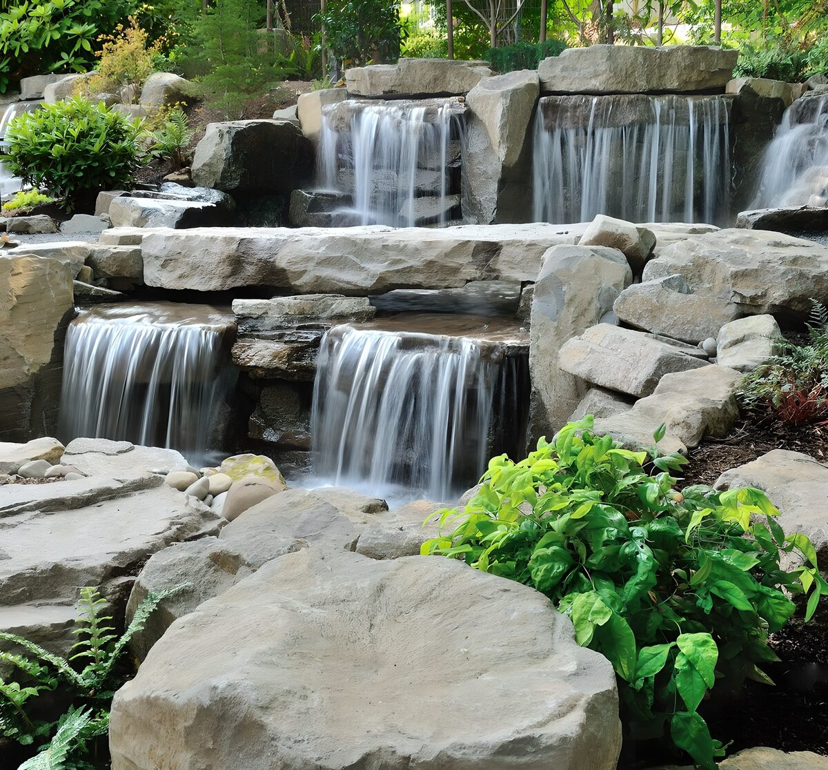 Cascade paisible dans un jardin