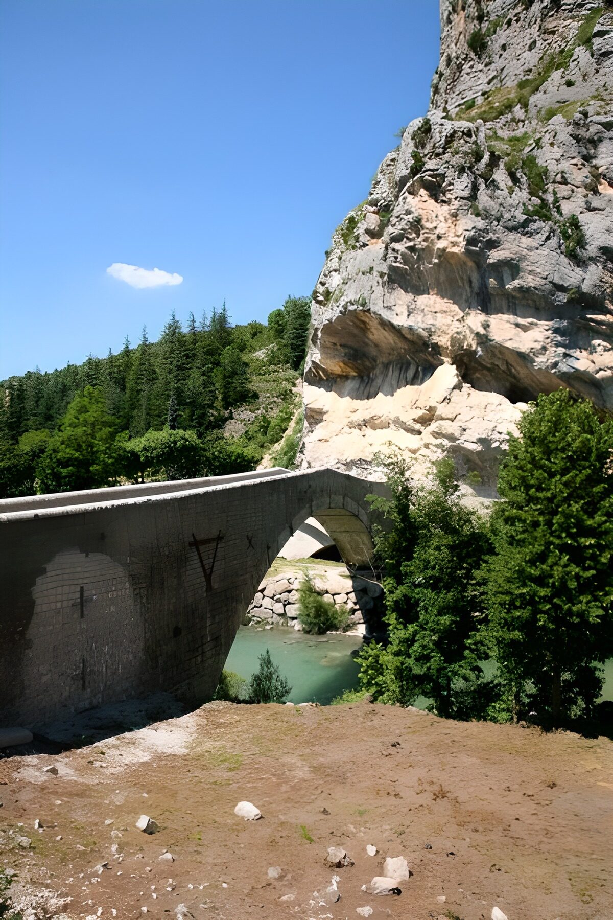 TPFR51658: Pont enjambant une rivière entre des montagnes 2