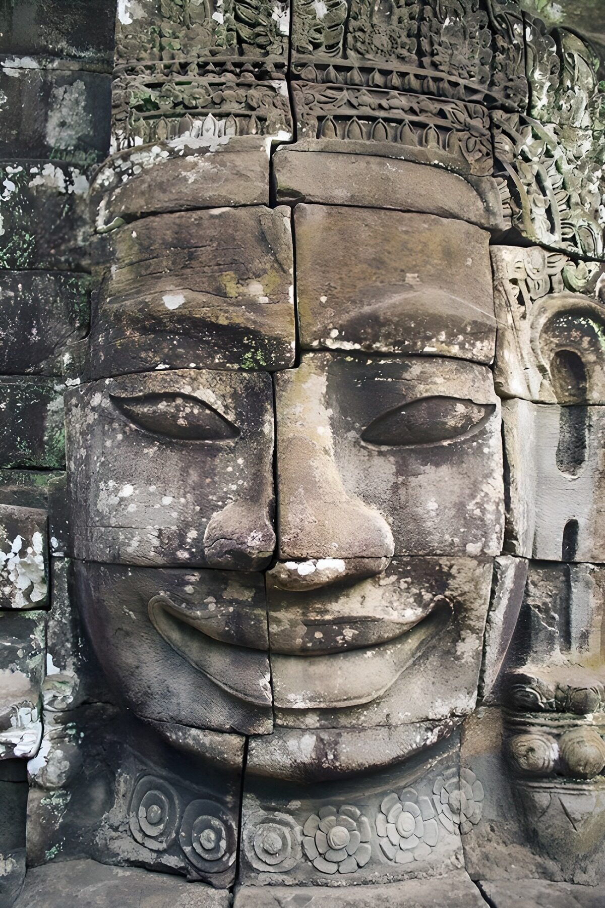 TPFR90977: Visage souriant de la pierre