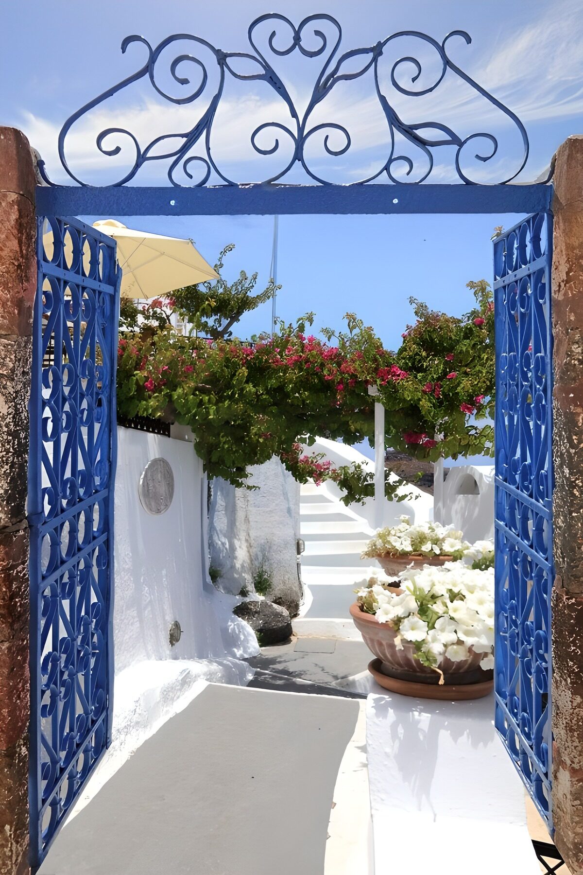 TPFR76935: Portail bleu vers un jardin fleuri