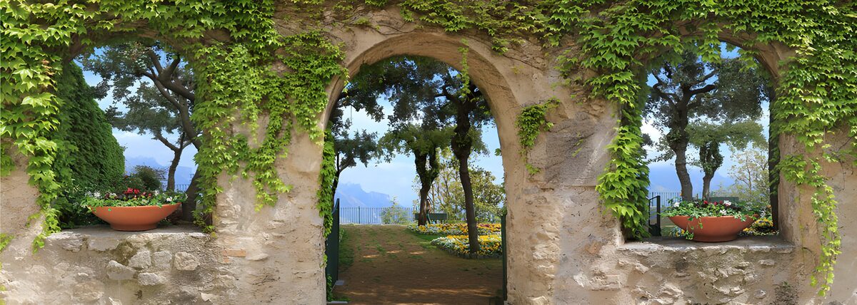 Portail verdoyant vers le jardin