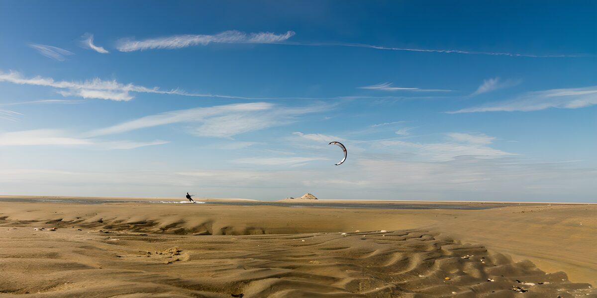 TPFR94514: Kitesurfing sur la plage ensoleillée