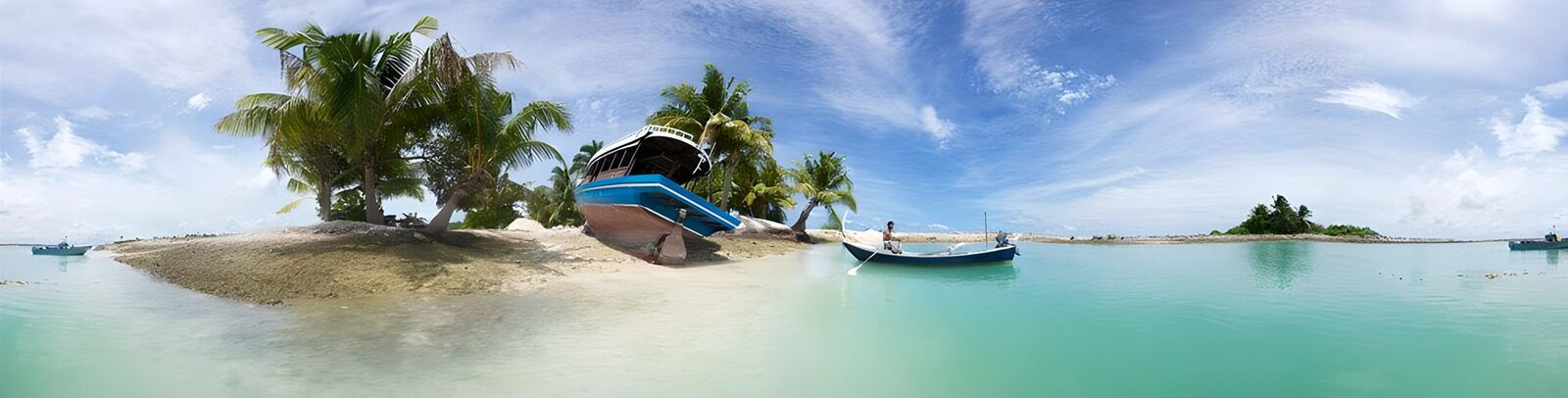 TPFR39700: Plage paradisiaque et barques colorées