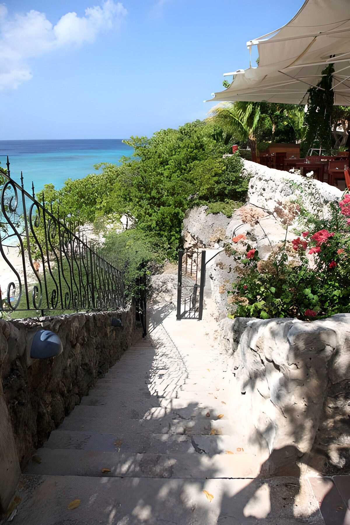 Escalier donnant sur la mer avec grillage ouvert