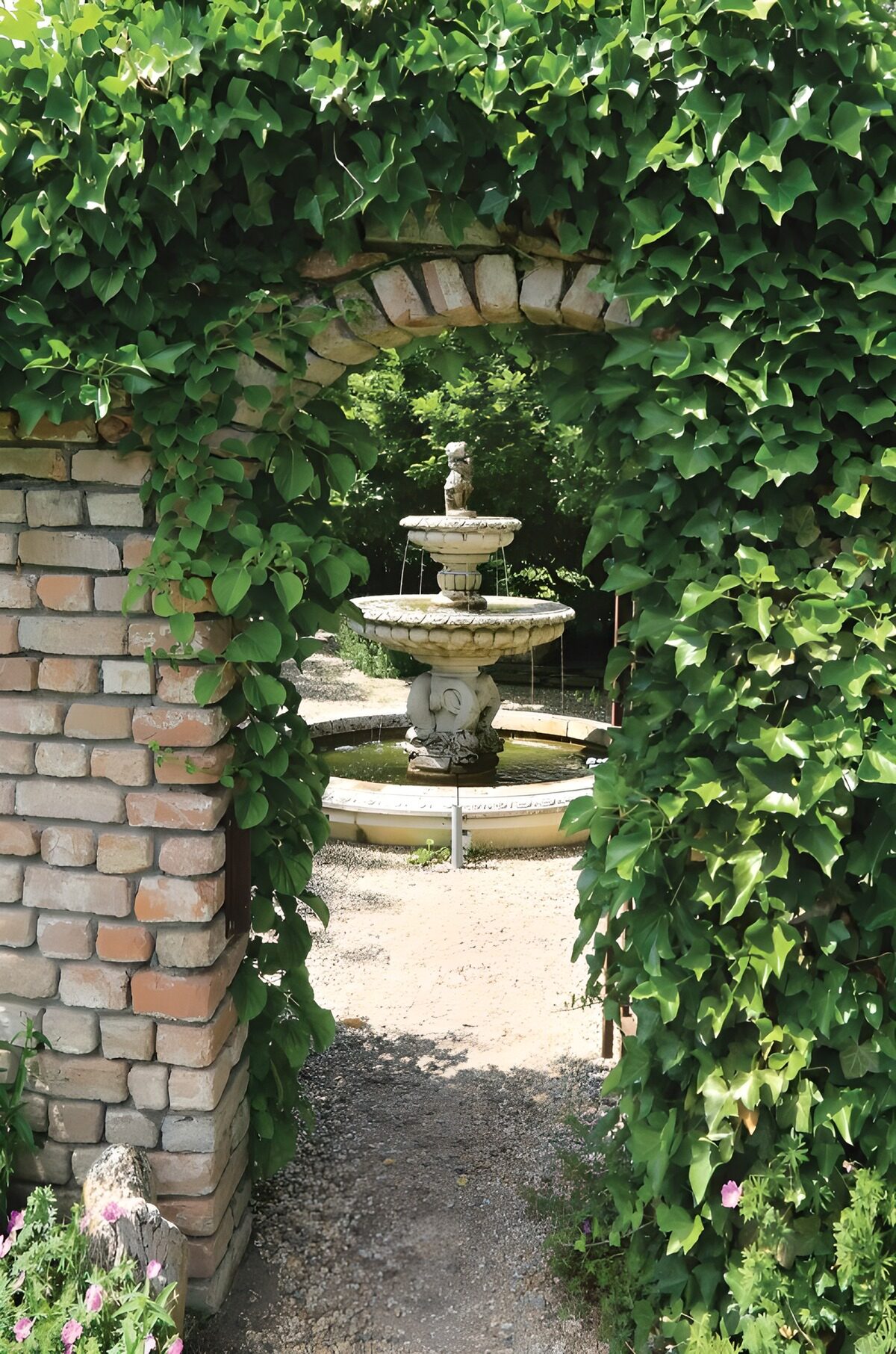 TPFR15239: Fontaine au cœur du jardin verdoyant