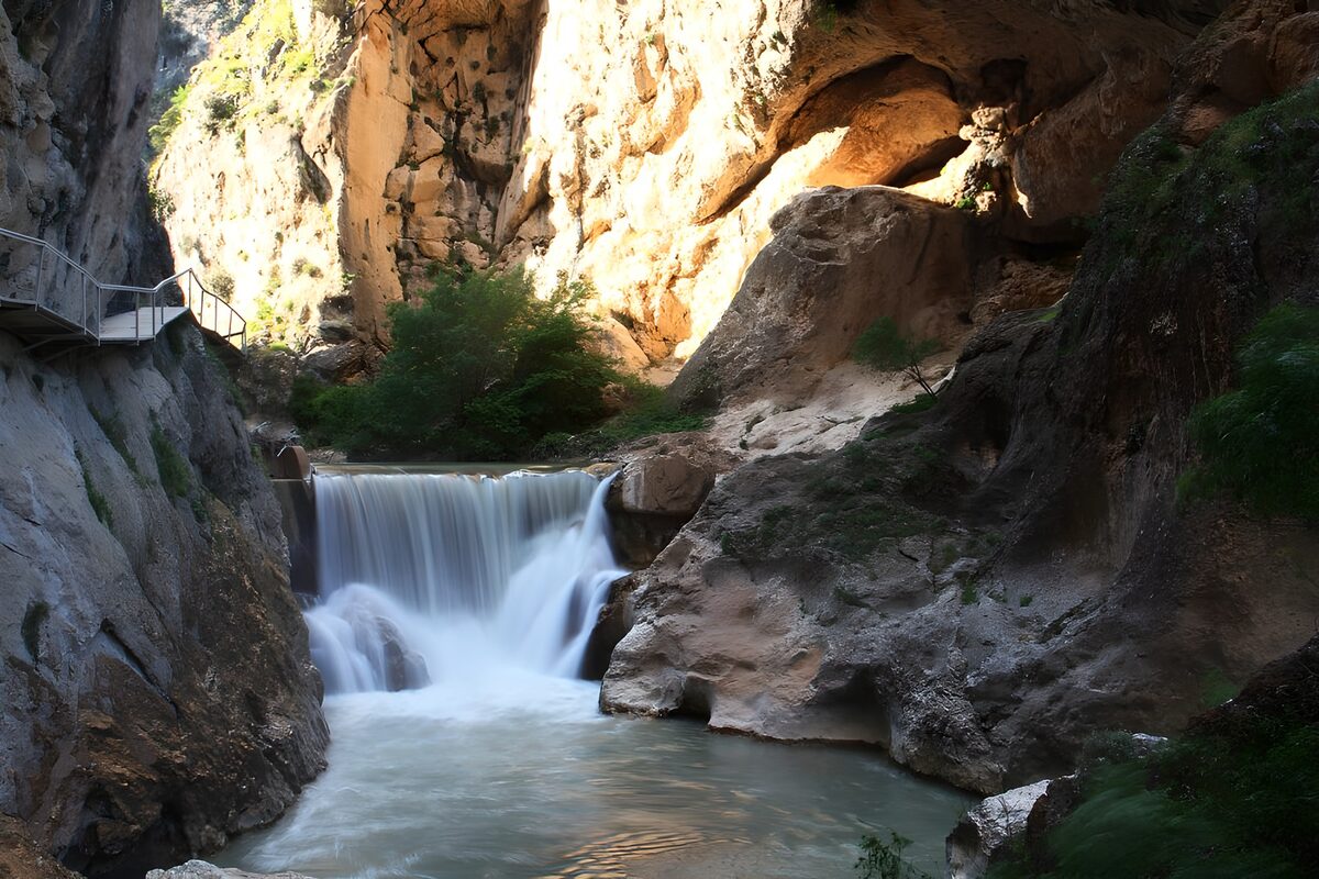 TPFR13684: Cascade paisible dans les montagnes