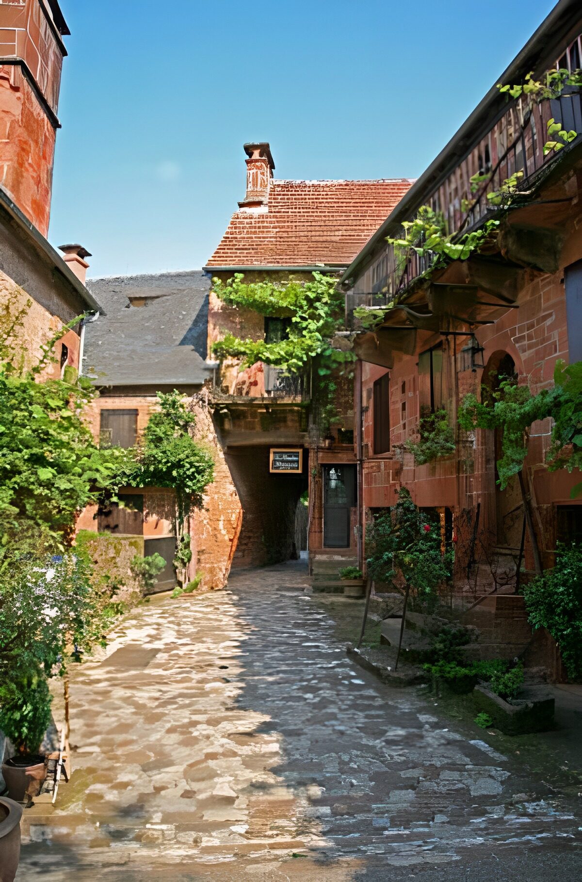TPFR35563: Cour intérieure authentique avec porche et maisons garnies de fleurs