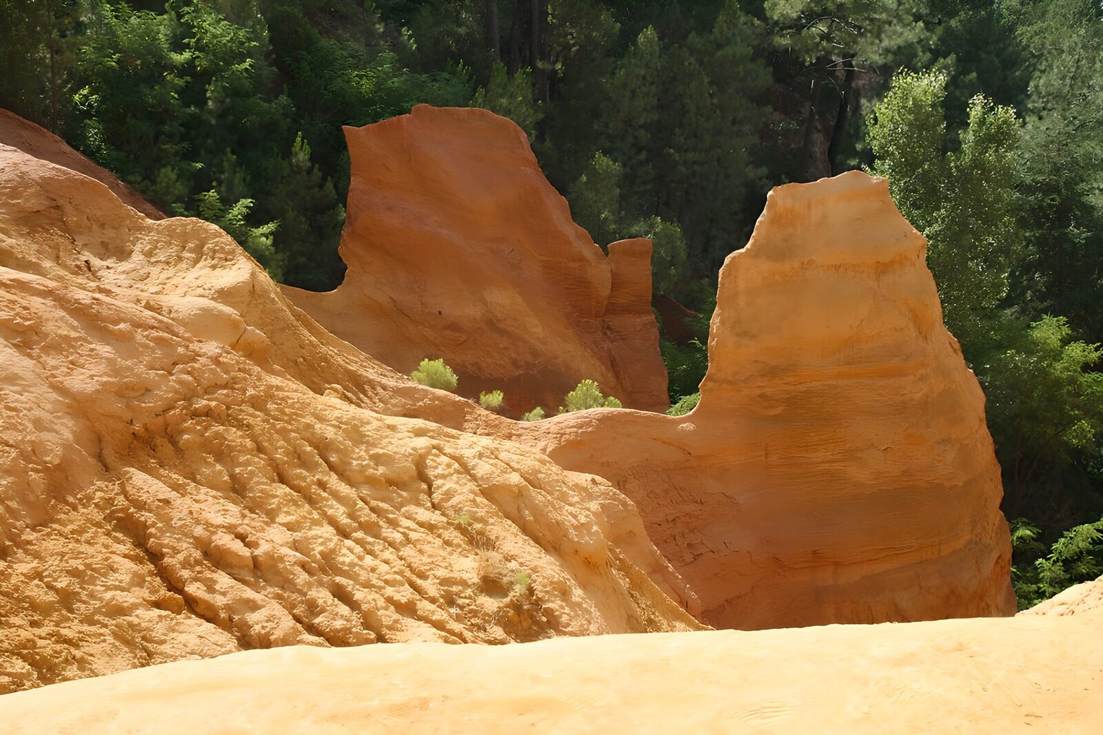 TPFR15626: Paysage d'ocre et de verdure