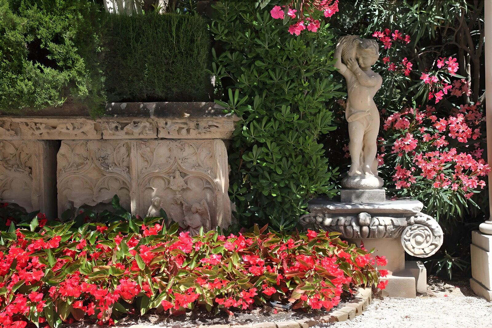 TPFR49095: Jardin fleuri avec une statue charmante