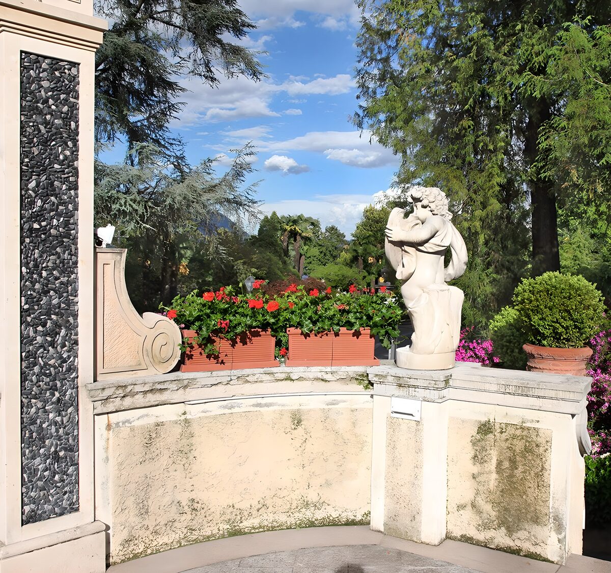 TPFR53193: Fontaine et jardin fleuri