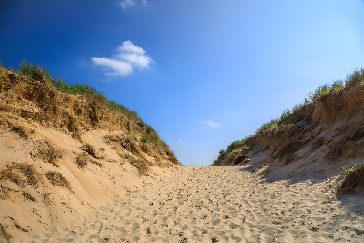 TPFR18766: Sentier de sable entre les dunes