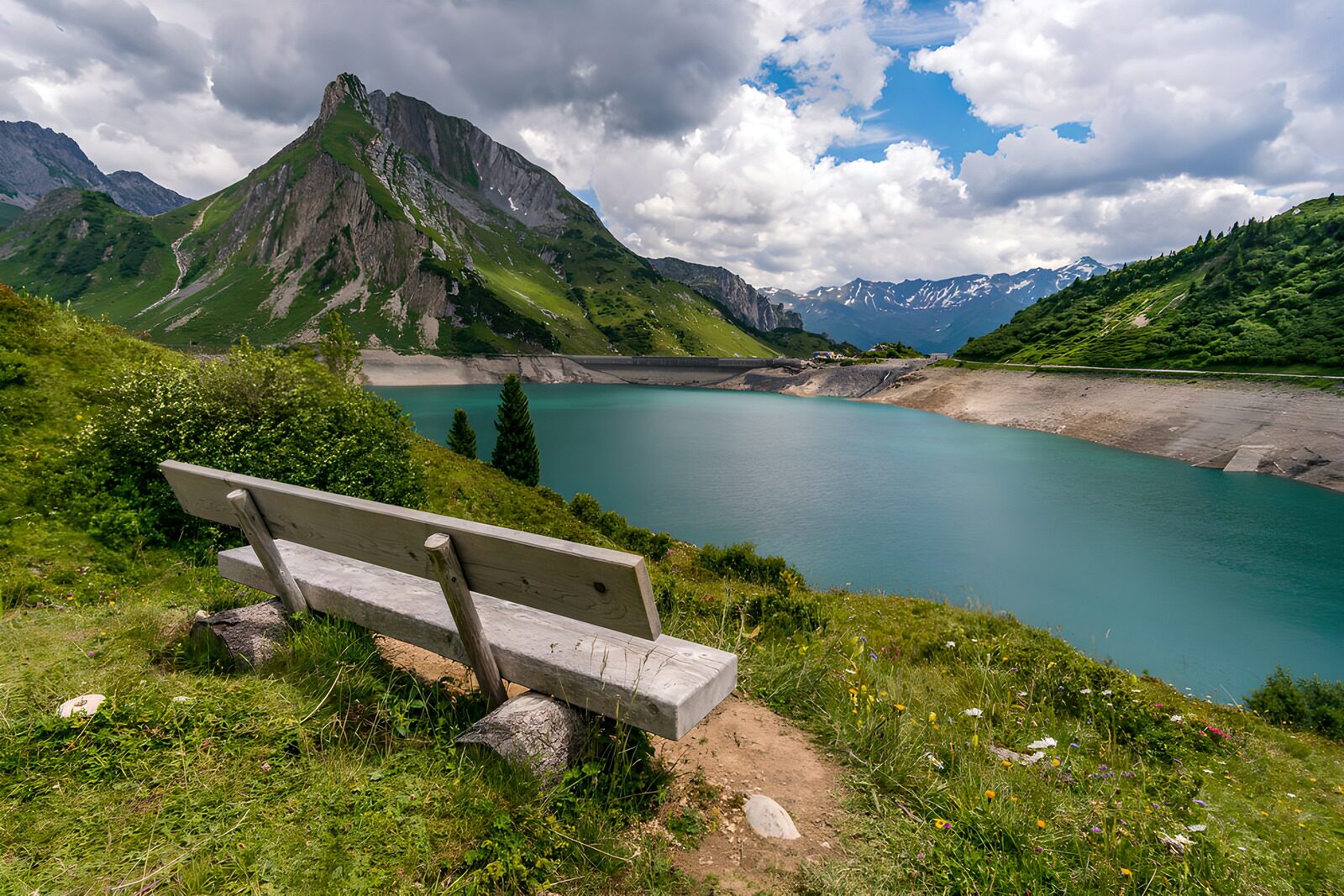 TPFR36038: Banc tranquille au bord d'un lac alpin