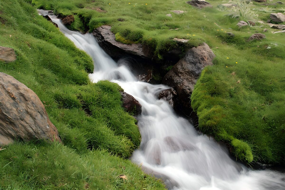 TPFR22985: Ruisseau paisible au milieu des collines