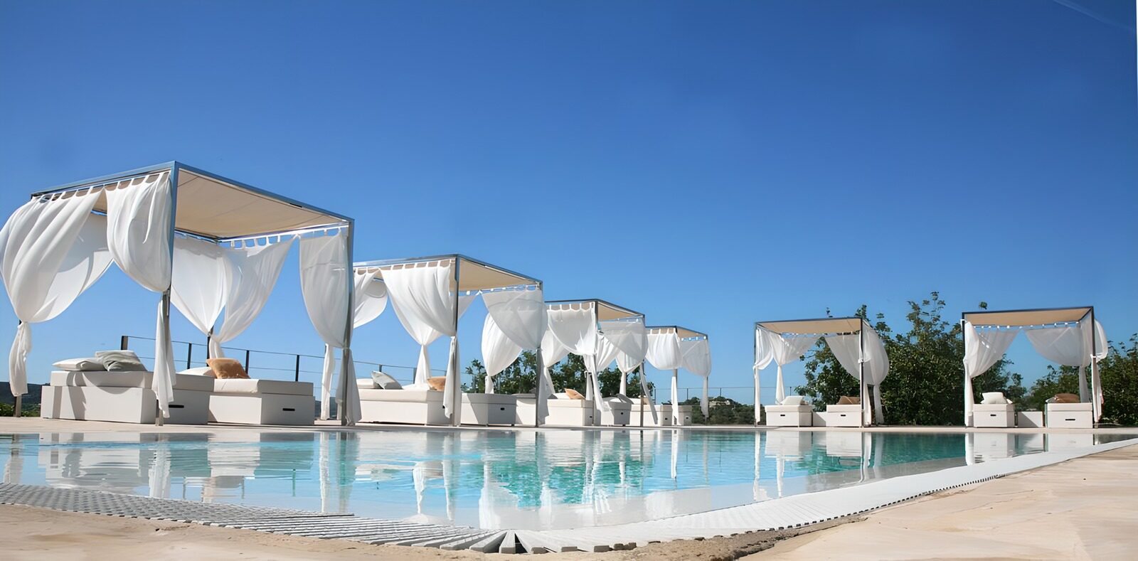 TPFR93535: Lits de relaxation en bordure de piscine version 1