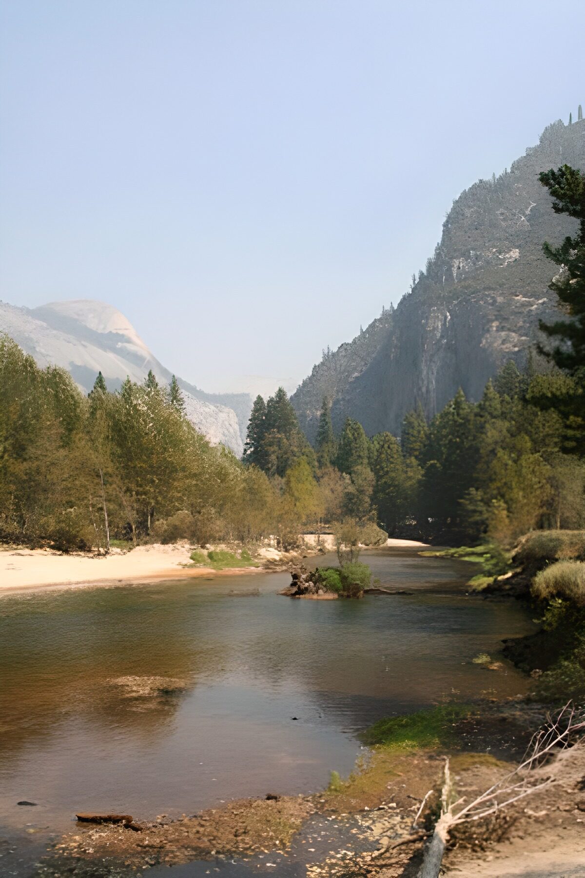 Panorama de montagnes depuis les berges d'une rivière 1