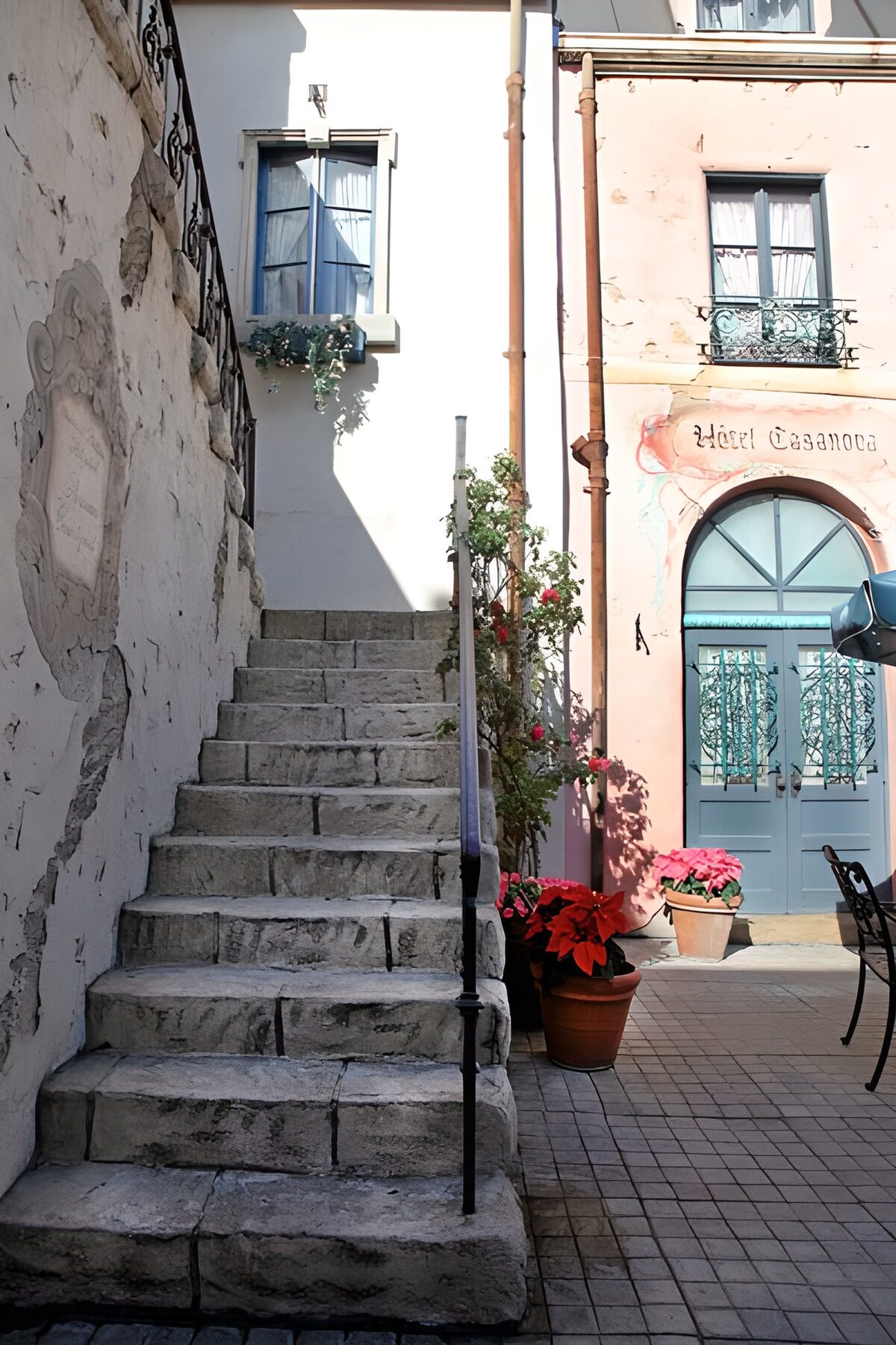 TPFR25522: Escalier de maison avec vieille terrasse