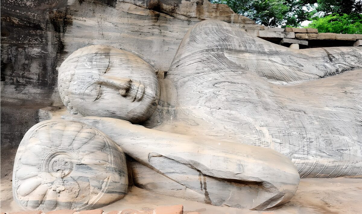TPFR48880: Bouddha allongé en pierre