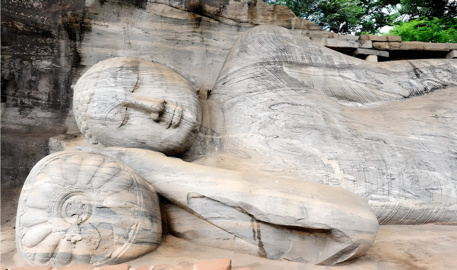 TPFR48880: Bouddha allongé en pierre