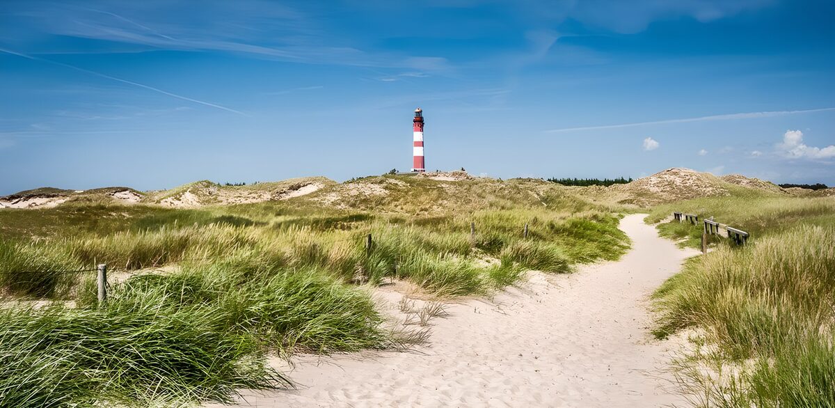 TPFR57148: Phare au milieu des dunes de sable