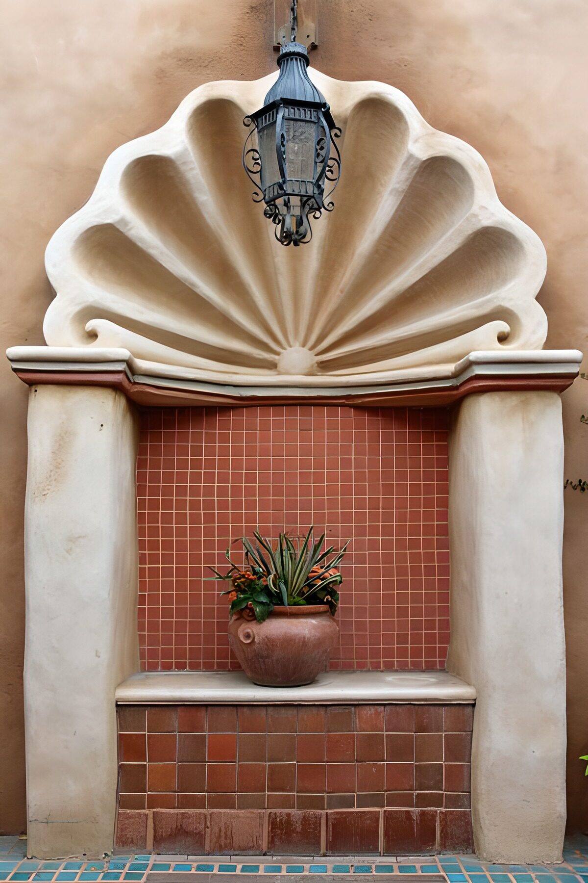 Fontaine décorée de mosaïques, lanterne et pot de fleur