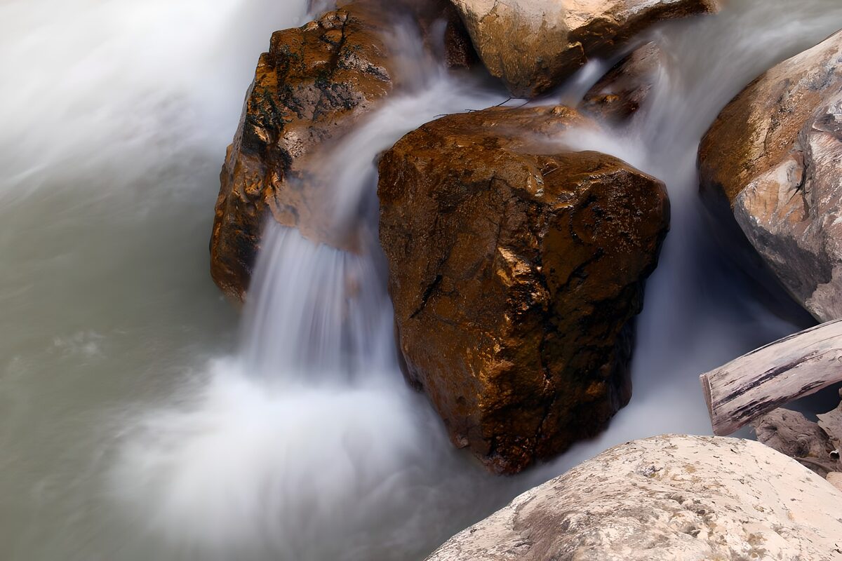 TPFR33963: Cascades sur les rochers dorés
