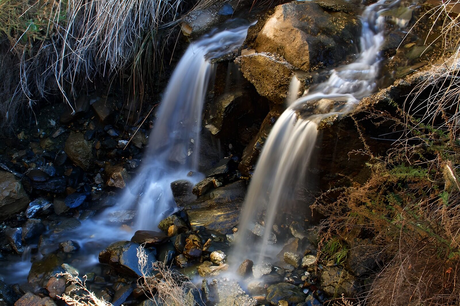 TPFR80052: Cascade tranquille en pleine nature