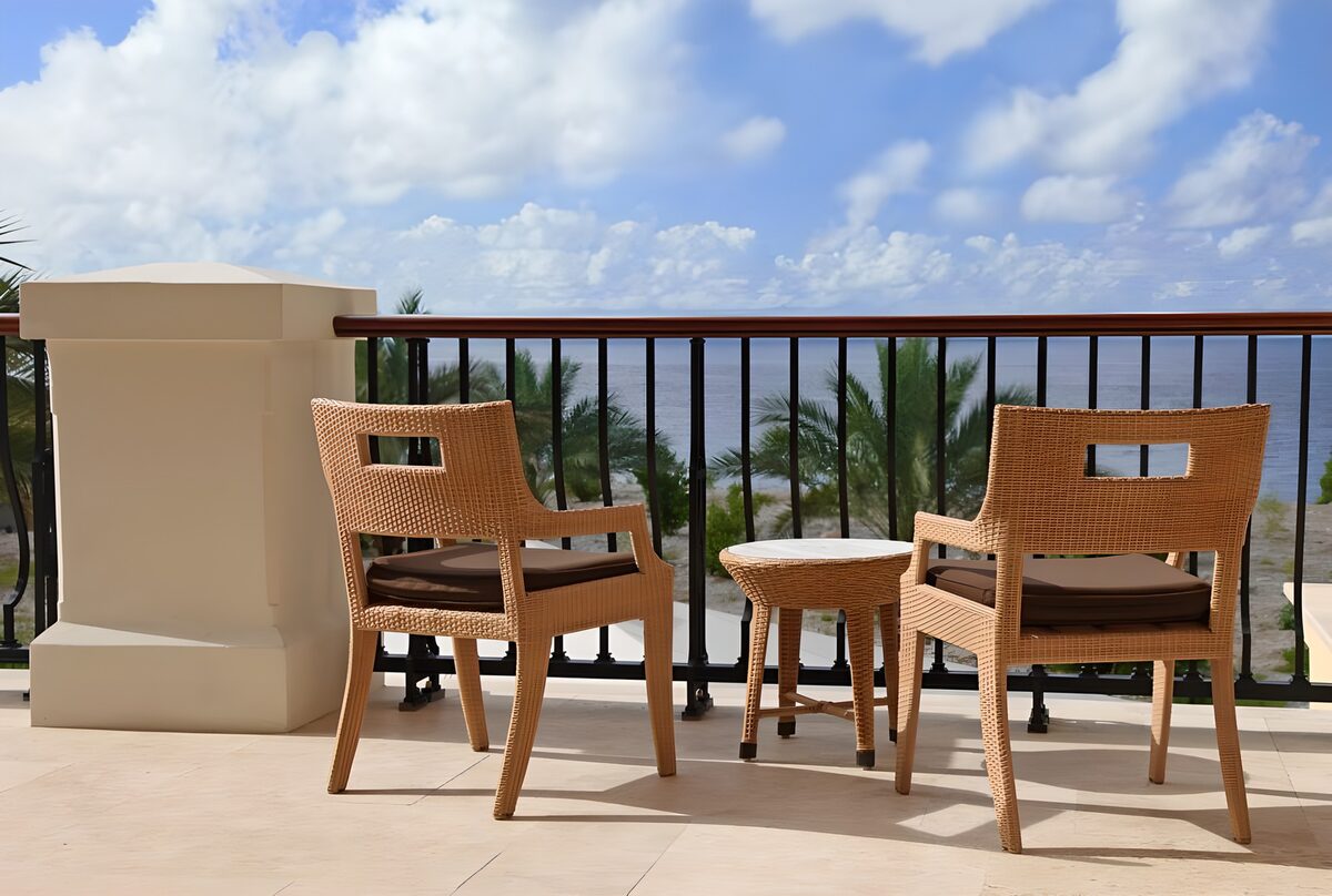 TPFR71447: Table avec deux chaises en osier
