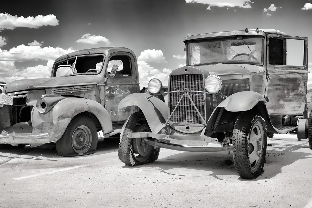 TPFR87623: Voitures anciennes abandonnées