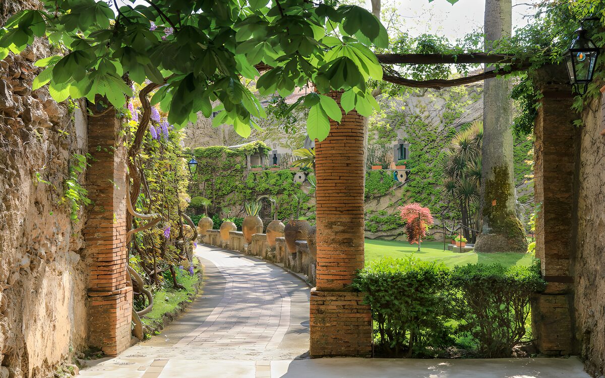 TPFR96828: Jardin paisible avec arches et verdure