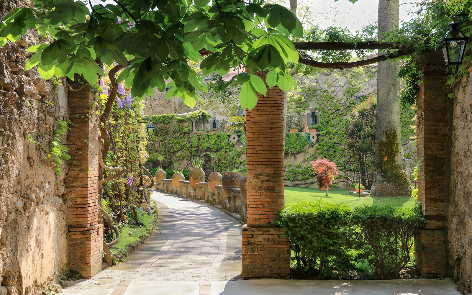 TPFR96828: Jardin paisible avec arches et verdure