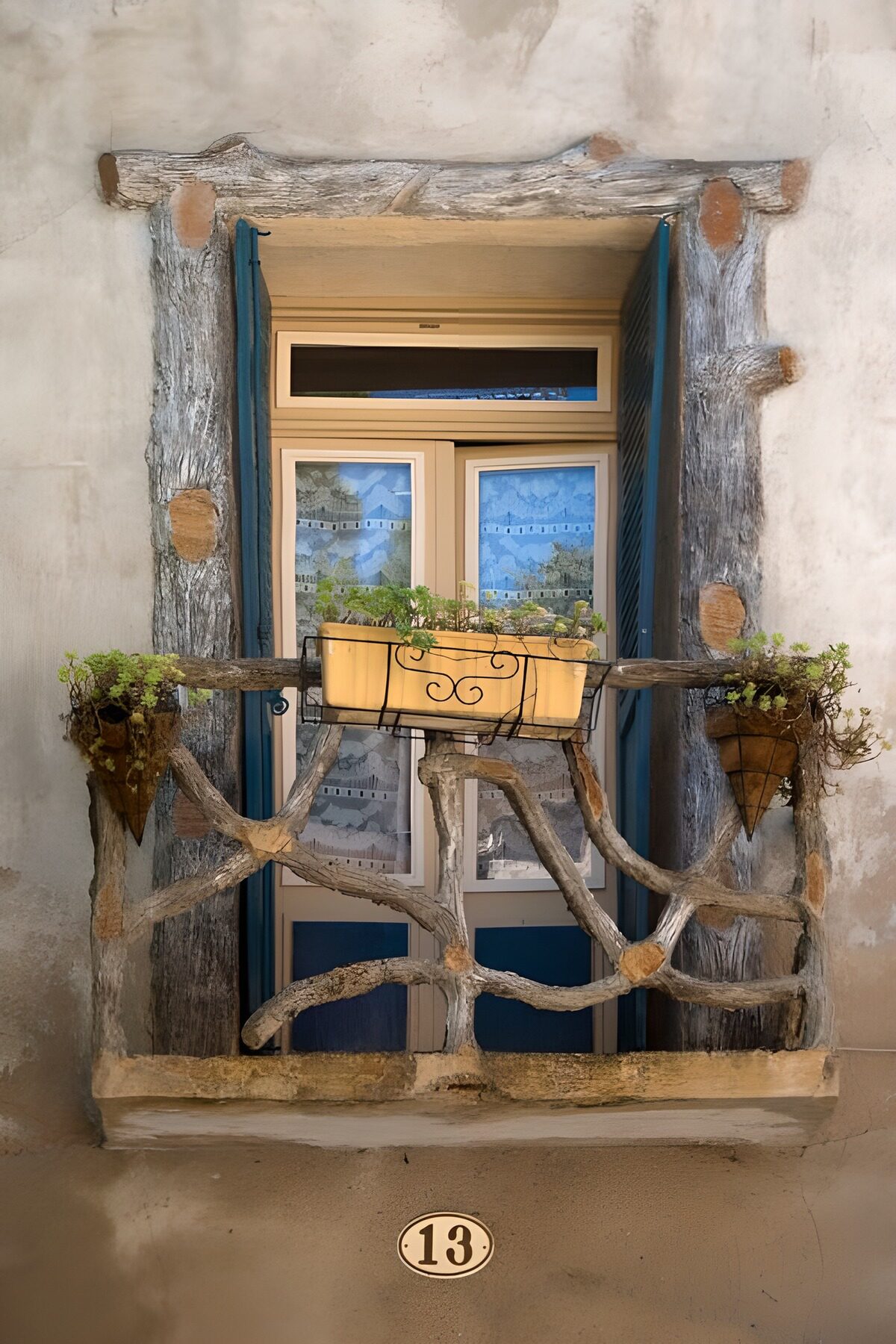 TPFR48624: Fenêtre rustique avec balcon en bois