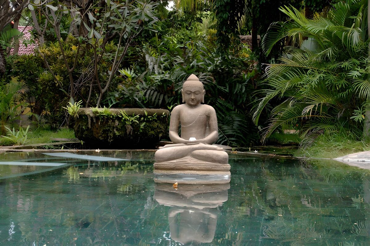 TPFR19601: Sculpture de Bouddha au bord de l'eau
