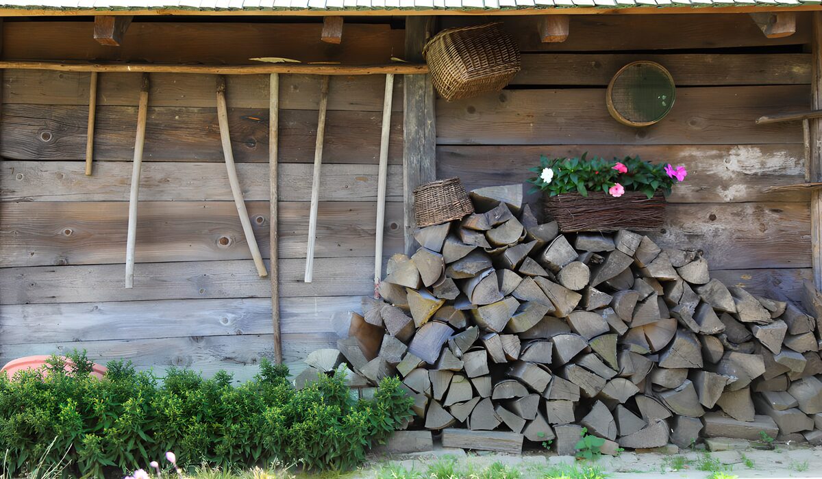 TPFR70492: Mur rustique avec bois et fleurs