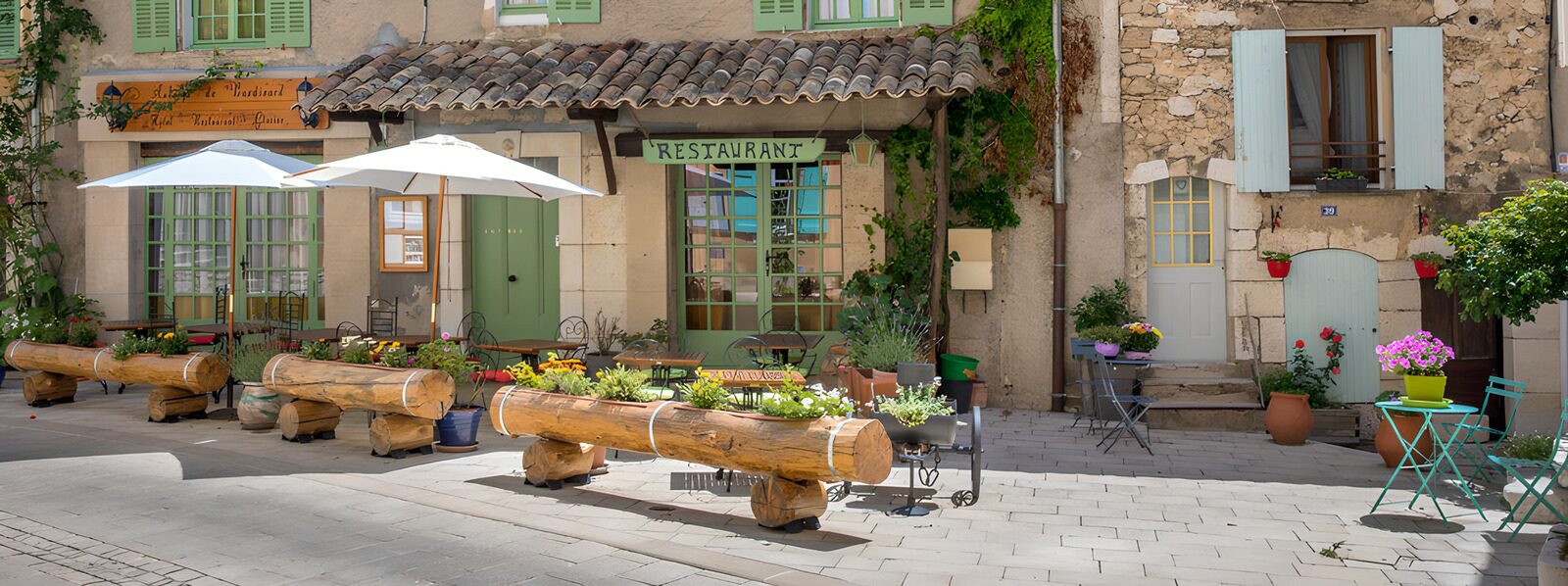 TPFR53101: Charmante terrasse de café en Provence