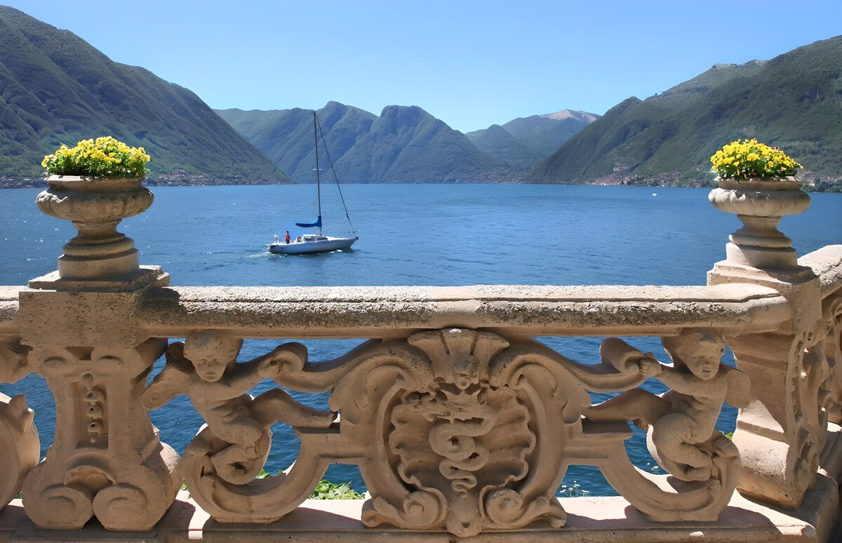 TPFR66881: Vue sur le lac et les montagnes verdoyantes