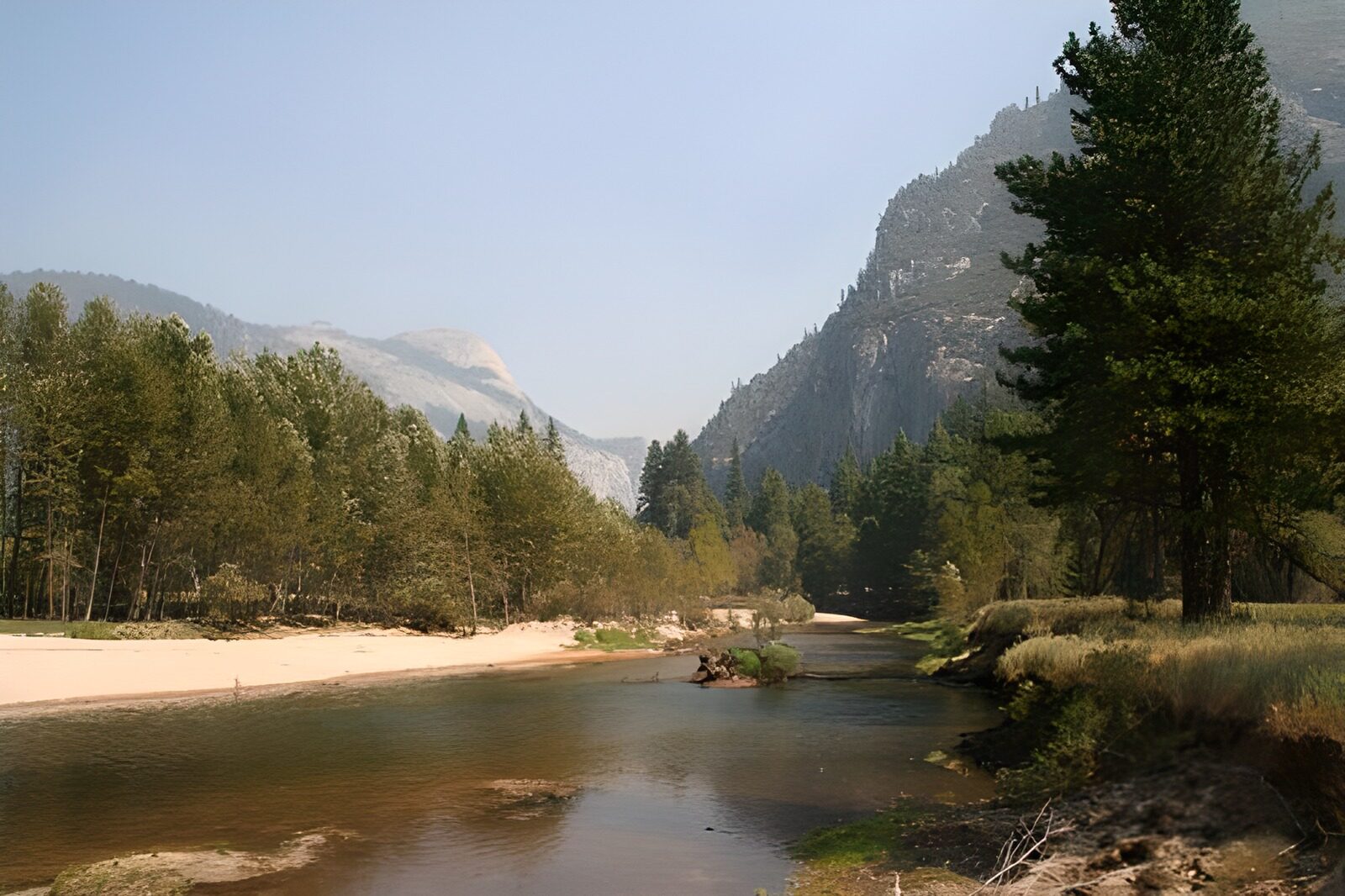 TPFR26665: Panorama de montagnes depuis les berges d'une rivière 2