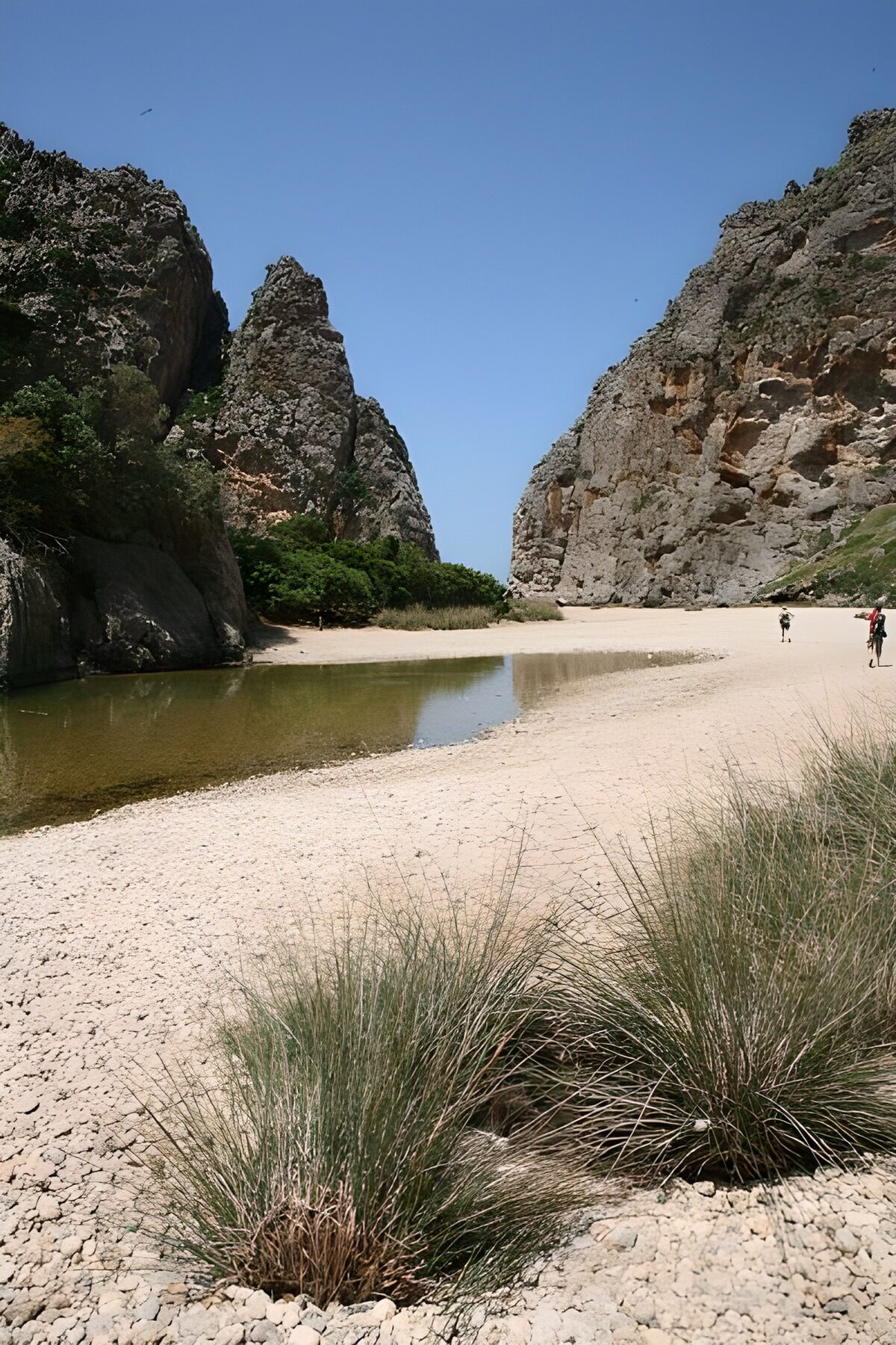 Pièce d'eau dans une région de canyons avec une plage de galets