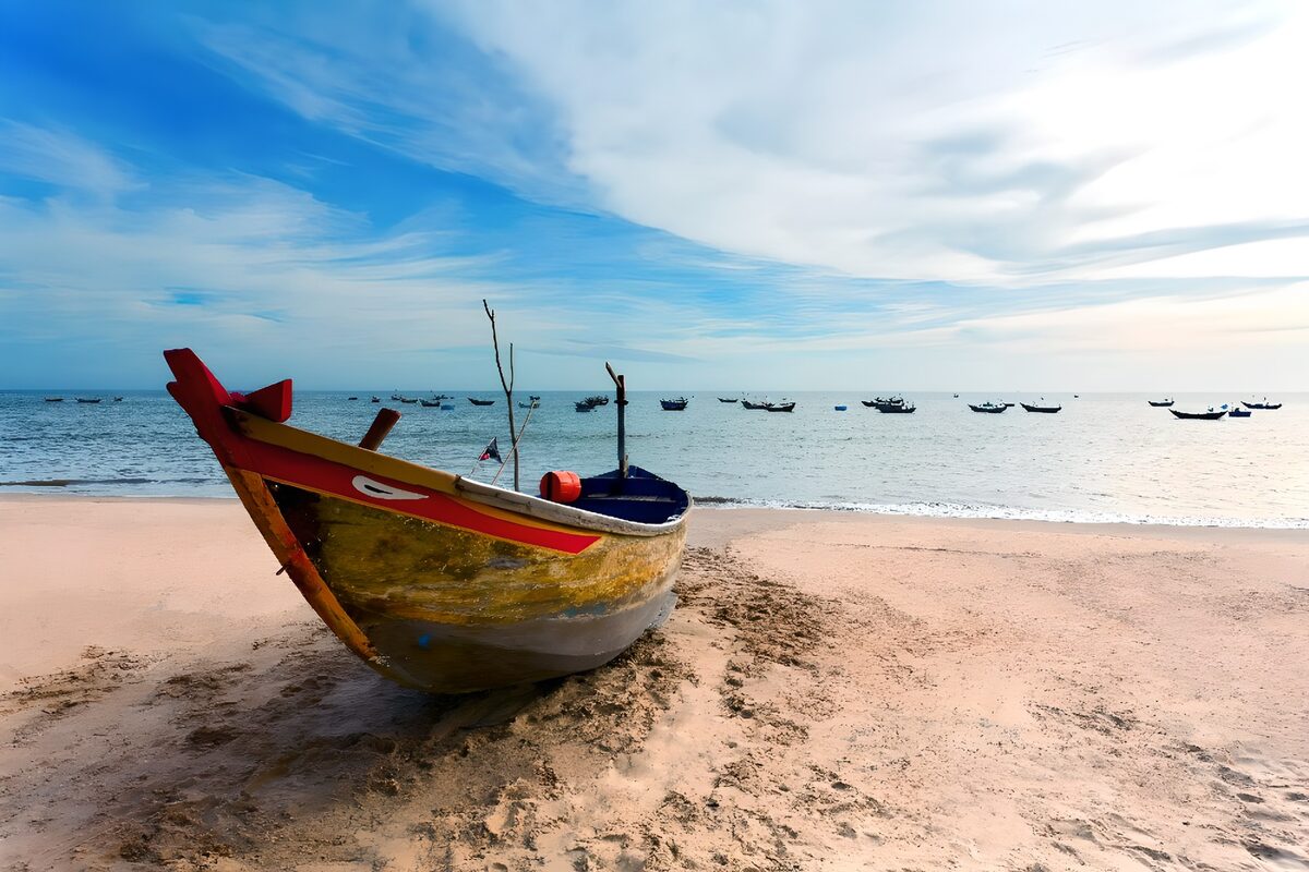 Bateau coloré sur la plage paisible