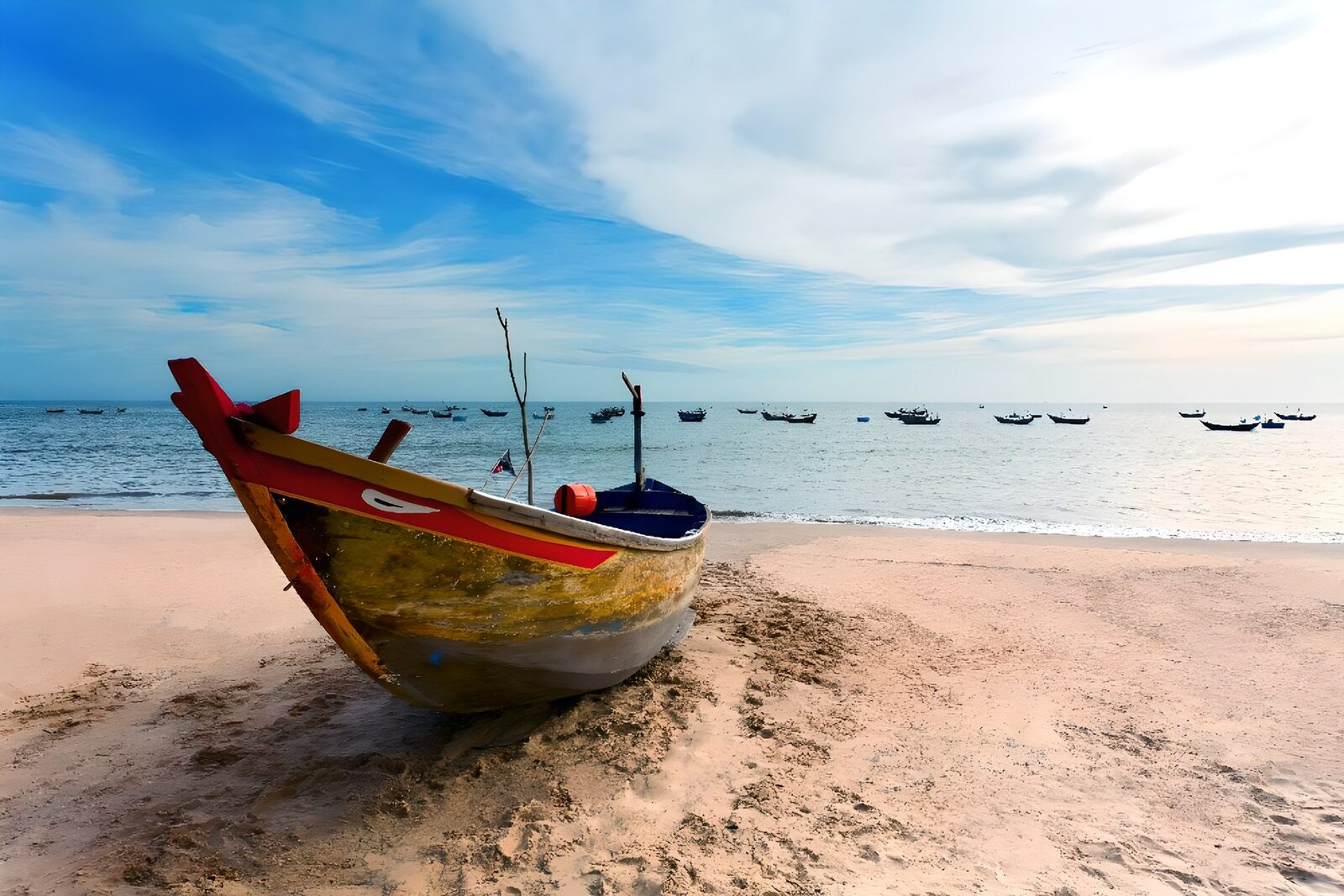 TPFR38753: Bateau coloré sur la plage paisible
