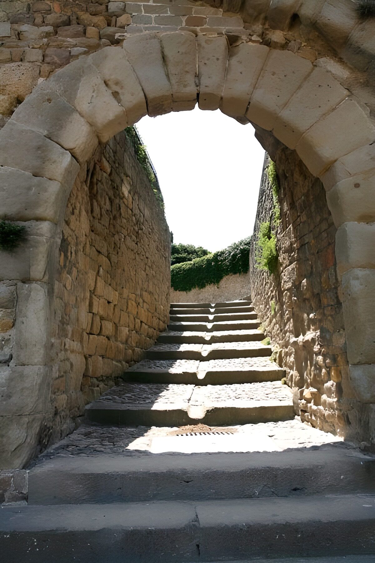 TPFR64713: Arche de pierre et escalier montant