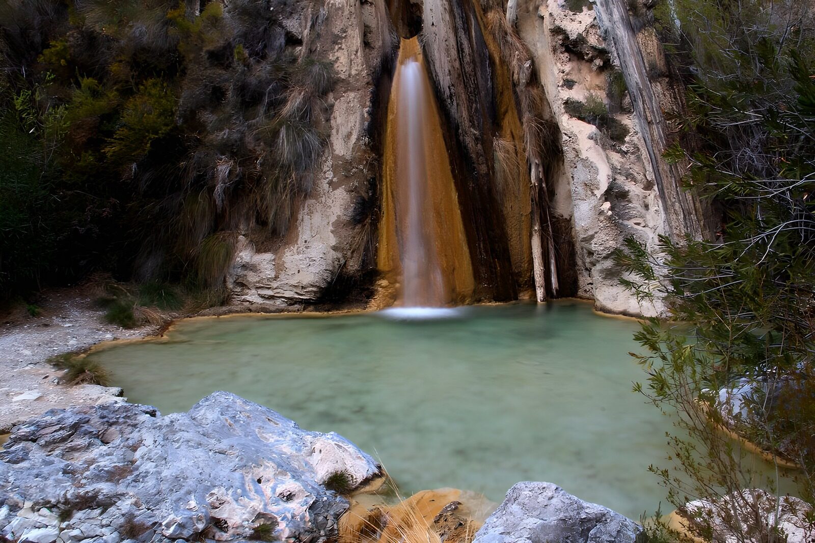 TPFR98216: Chute d'eau cachée dans la nature