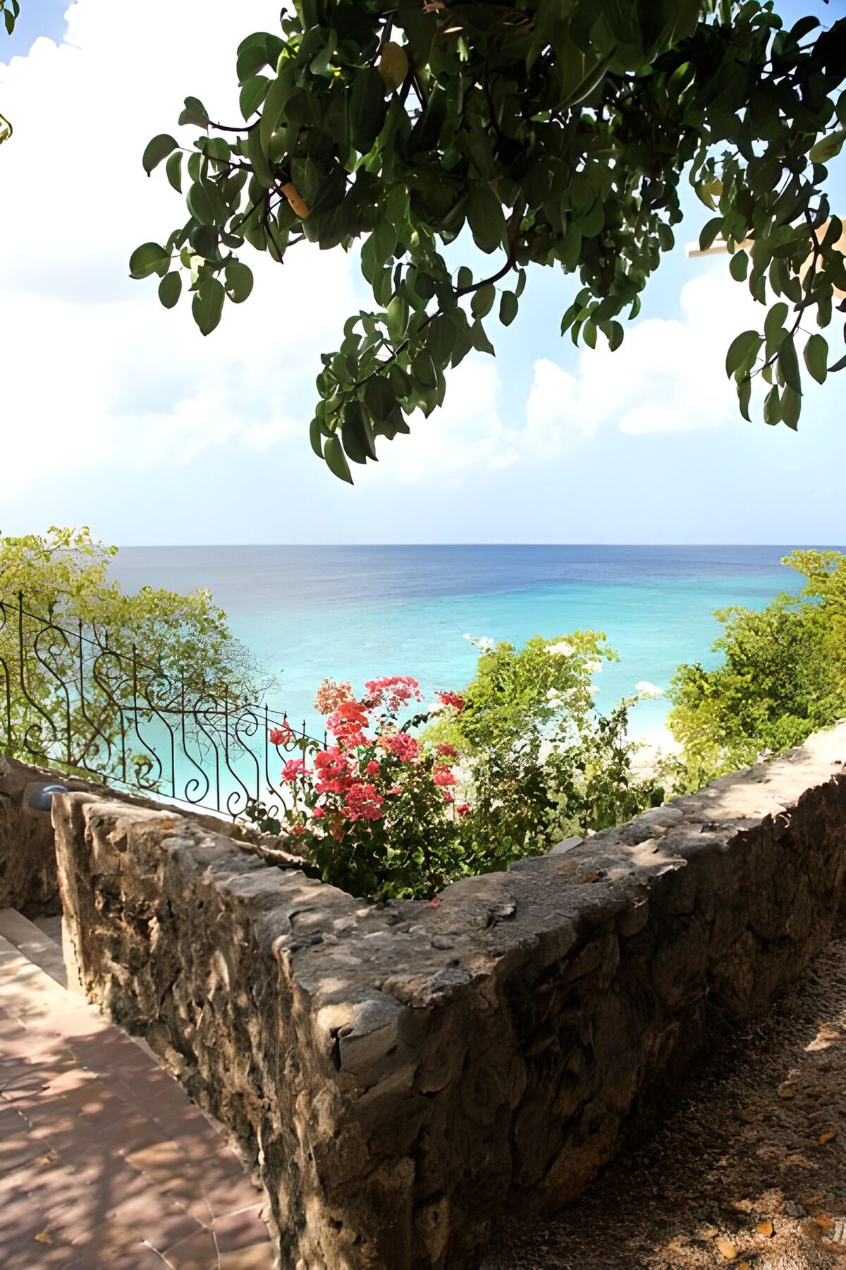 TPFR52274: Vue sur la mer avec muret de pierre en avant-plan