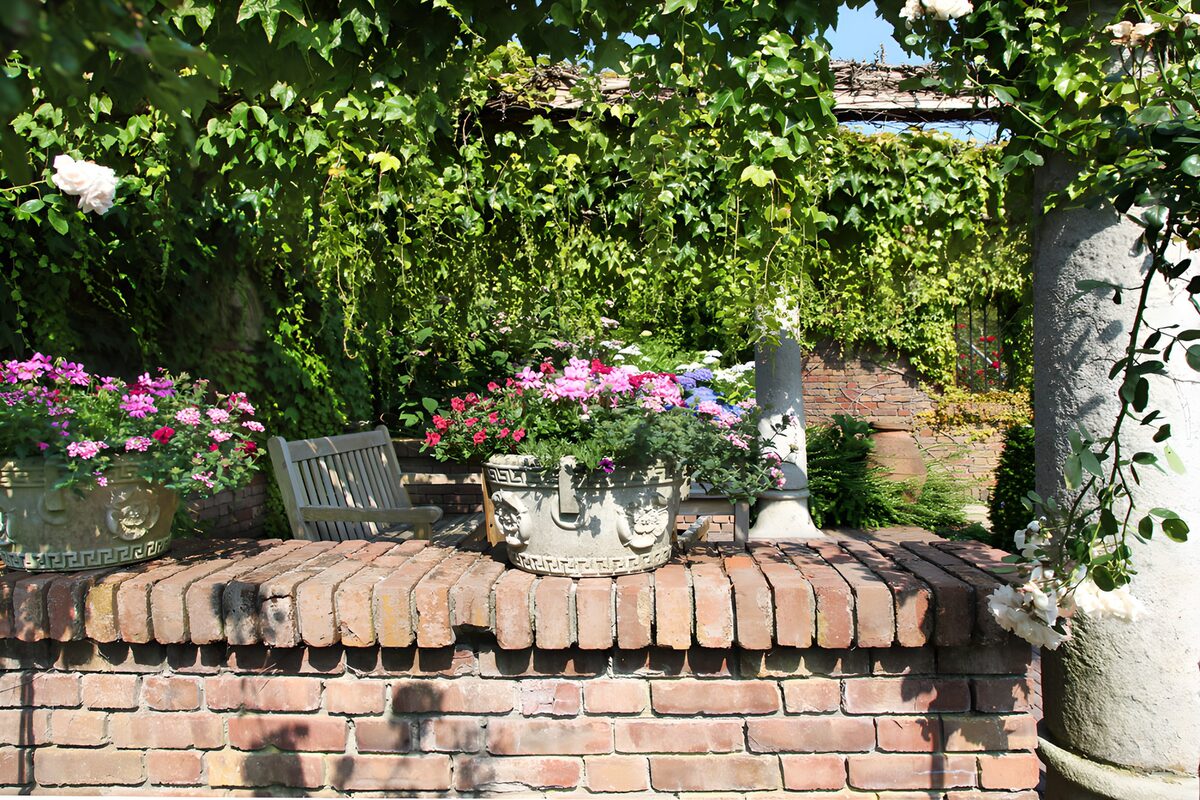 TPFR79538: Espace paisible dans un jardin fleuri