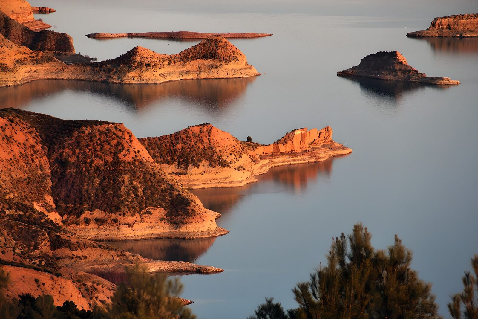TPFR35408: Paysages de roches et d'eau tranquille