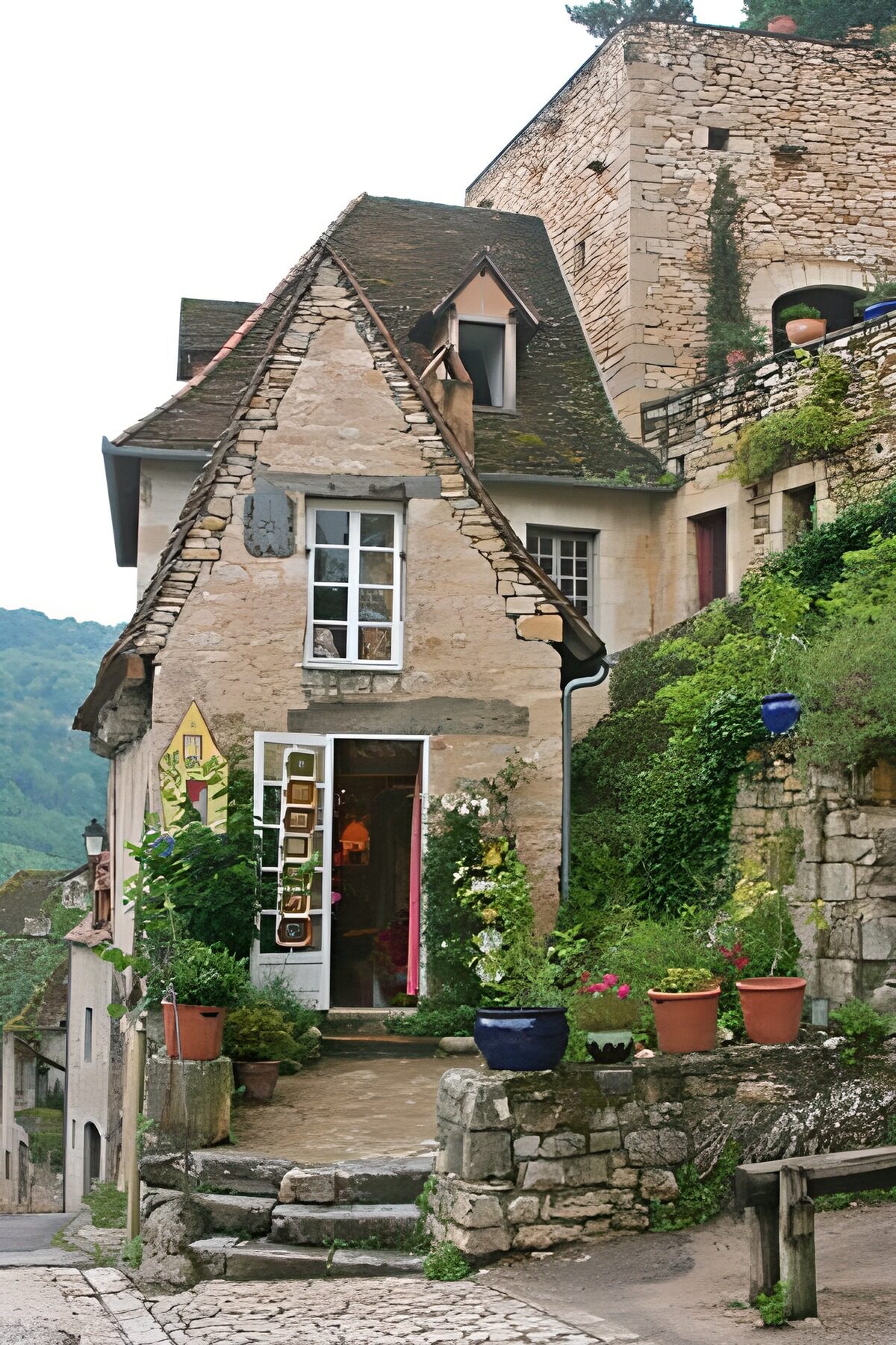 TPFR12704: Maison typique en vieilles pierres avec escalier