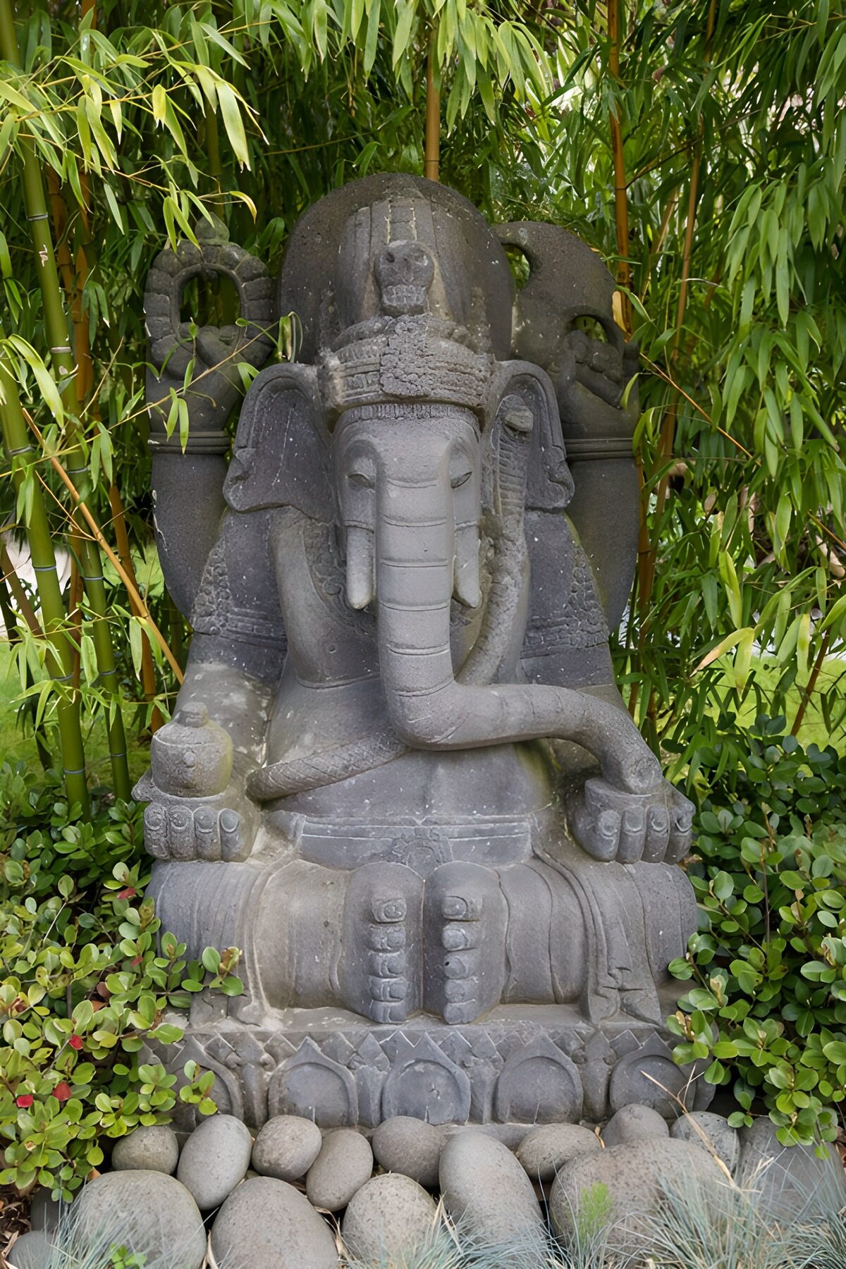 Statue de Ganesha dans un jardin tropical