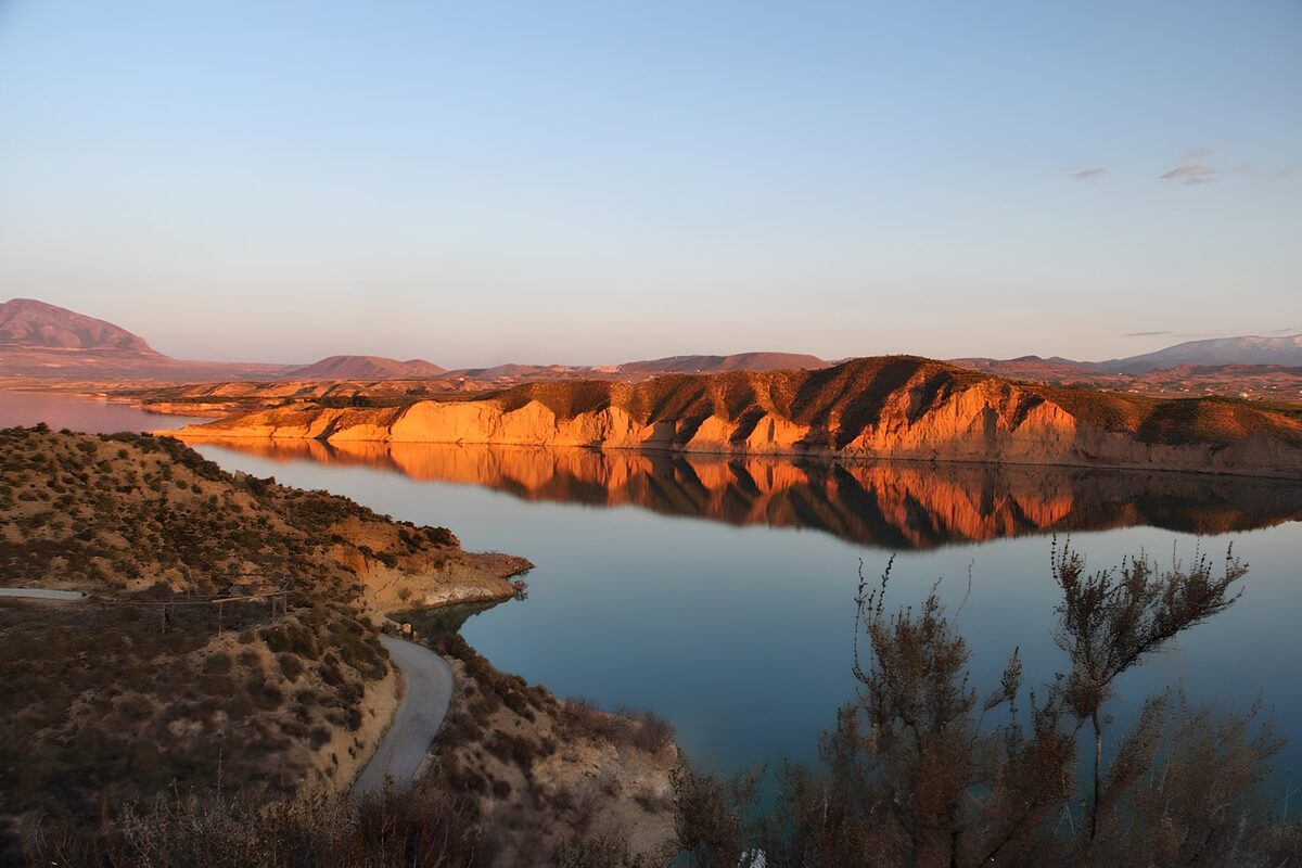 TPFR87581: Paysage paisible au bord d'un lac